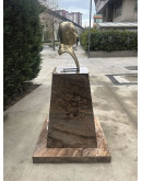 Atatürk Büstü (60cm Fiberglass)+ Kaide (120cm)+ Alt Tabla (100x100cm) Mermer Desenli Bej